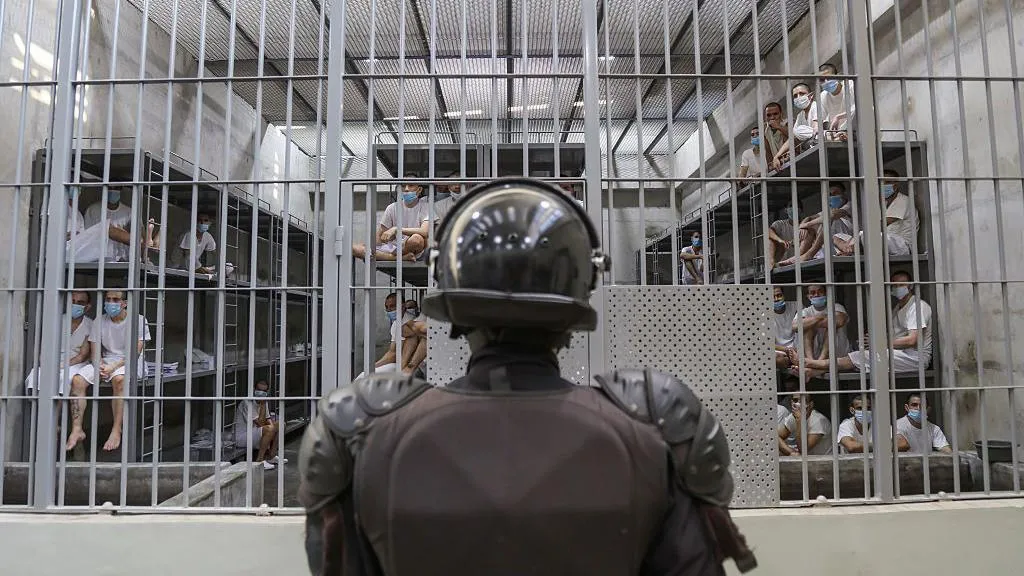 Supreme Court Pauses Deportation of Illegal Immigrants, Overruling Lower Court’s Decision